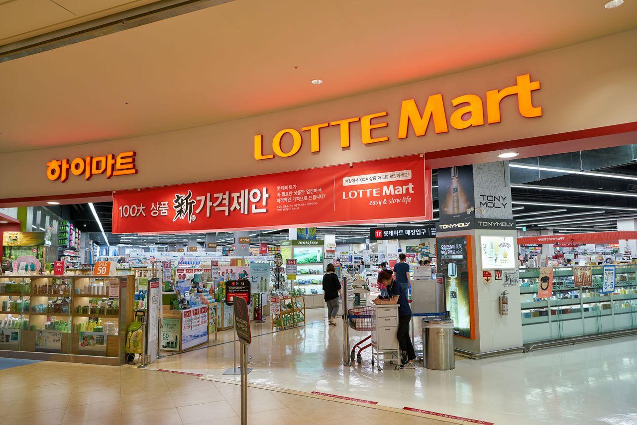 Lotte Mart chi nhánh Nampodong ở Busan, một siêu thị nổi tiếng và tiện lợi.